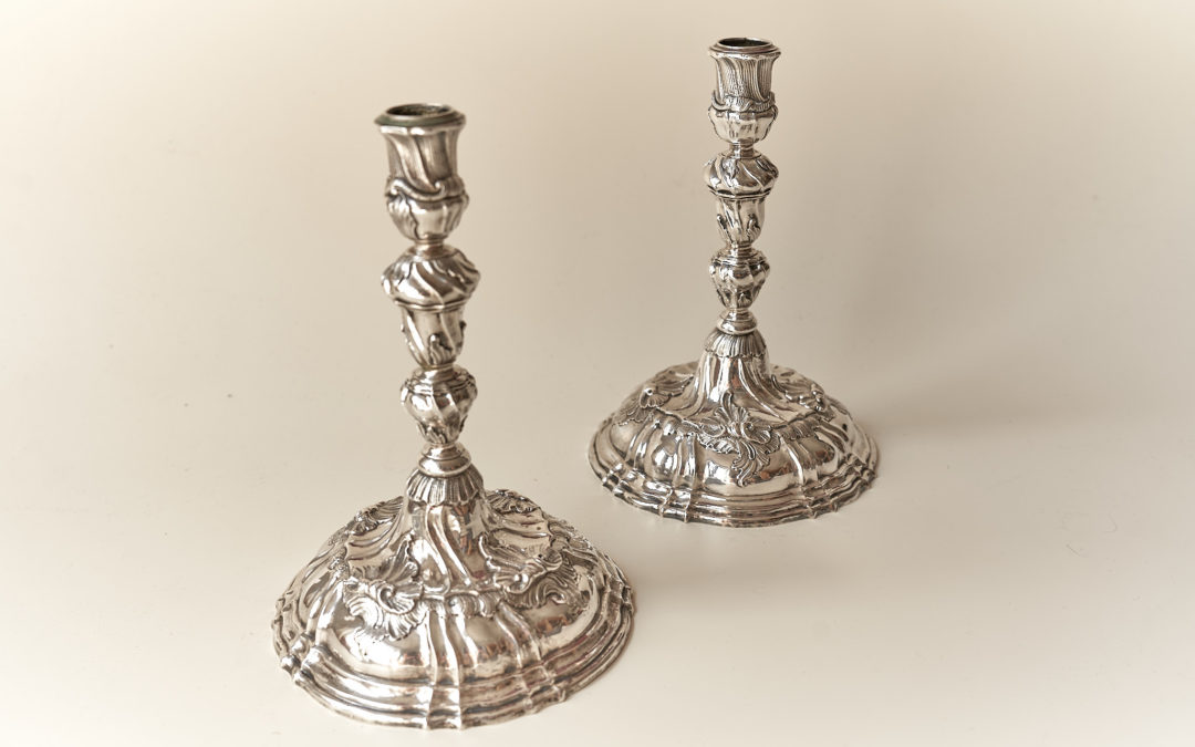 Paar schwer gearbeitete Rokoko Silber Kerzenleuchter aus Augsburg, Mitte 18. Jahrhundert