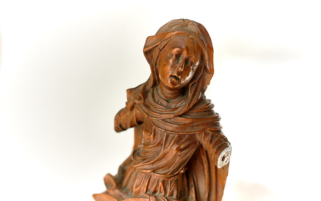 Barocke Holzskulptur einer trauernden Maria, 17. Jahrhundert